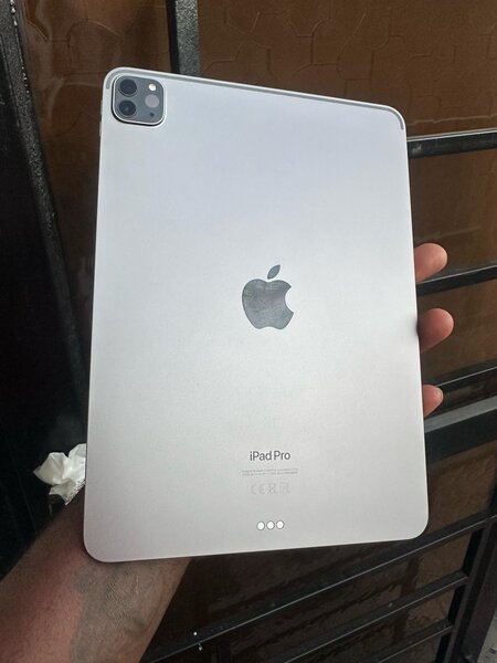 iPad Pro M2 (256GB) WiFi Only.