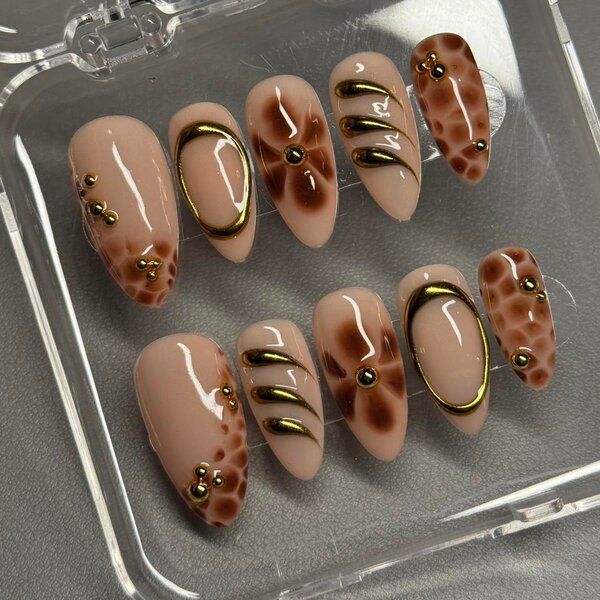 Ongles faux léopard doré