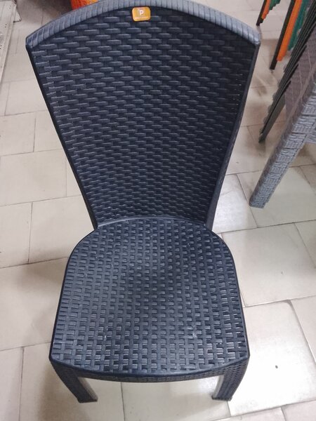 Chaise en plastique tressé