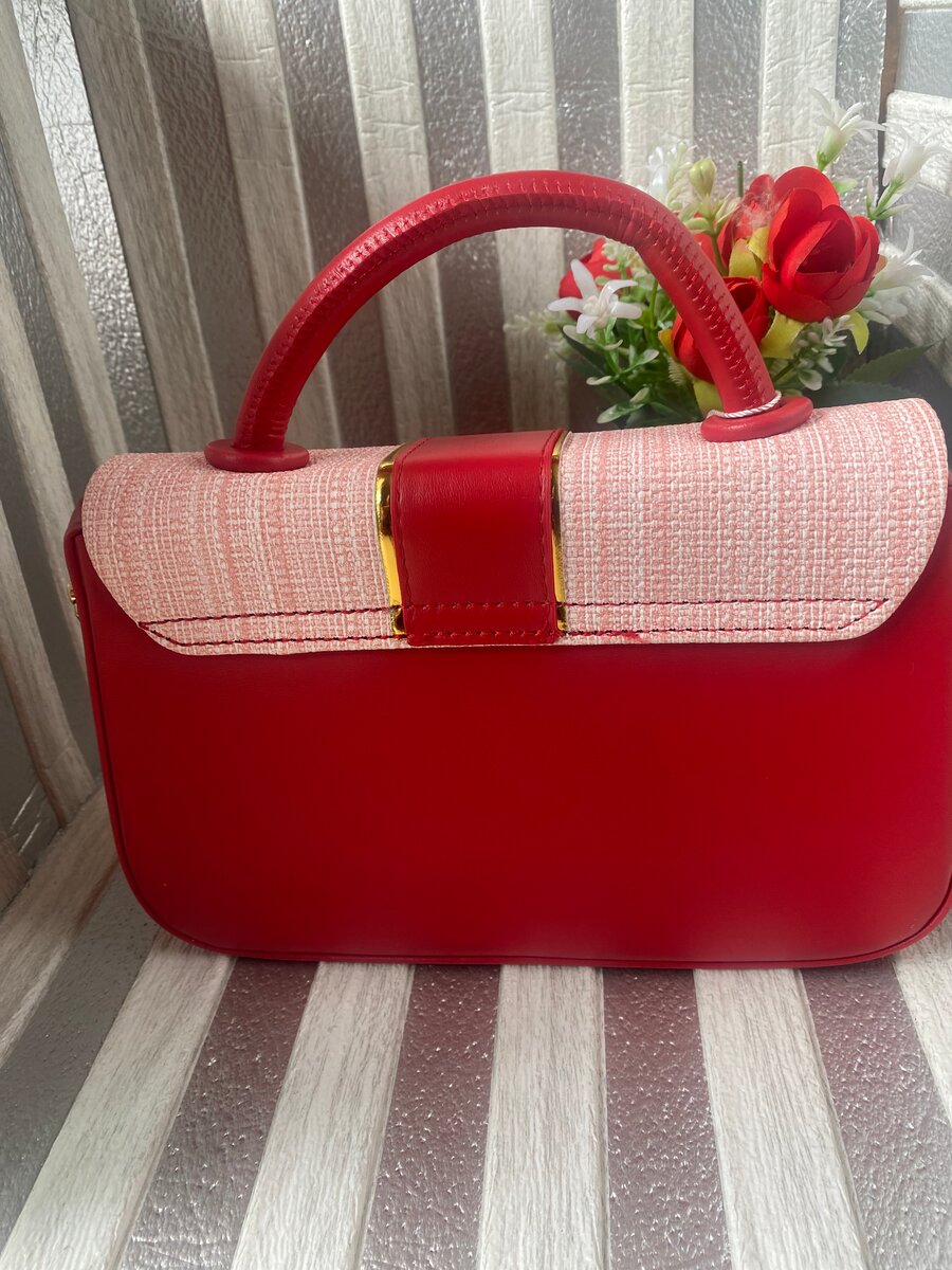 Sac à main élégant rouge