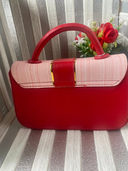 Sac à main élégant rouge