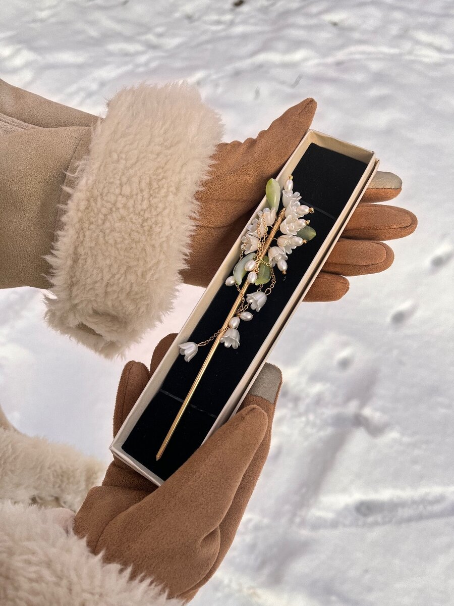 Изящная палочка для волос.