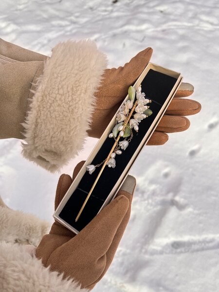 Изящная палочка для волос.