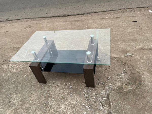 Table basse en verre avec motif floral