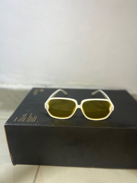 Lunettes de soleil jaunes rétro