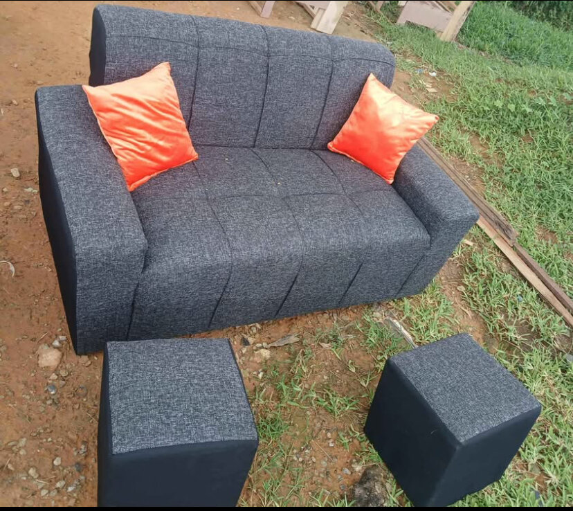 Canapé gris avec coussins