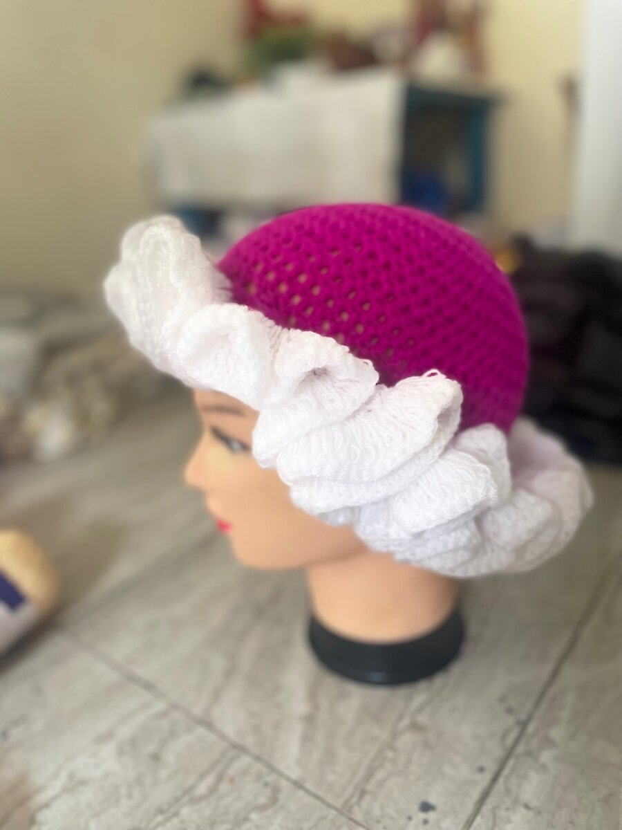 Chapeau tricoté à volants