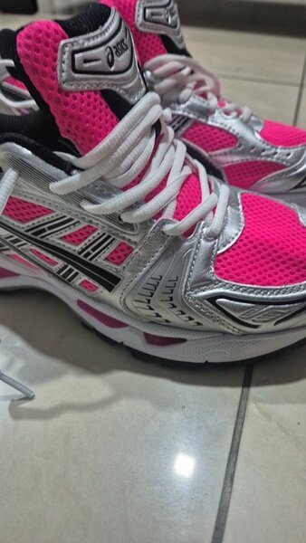 Chaussures de course Asics roses