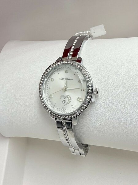 Montre élégante en strass