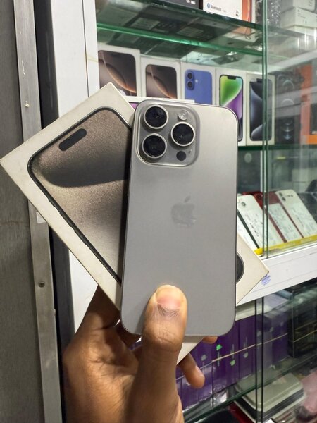 iPhone 15 pro 128gb avec carto