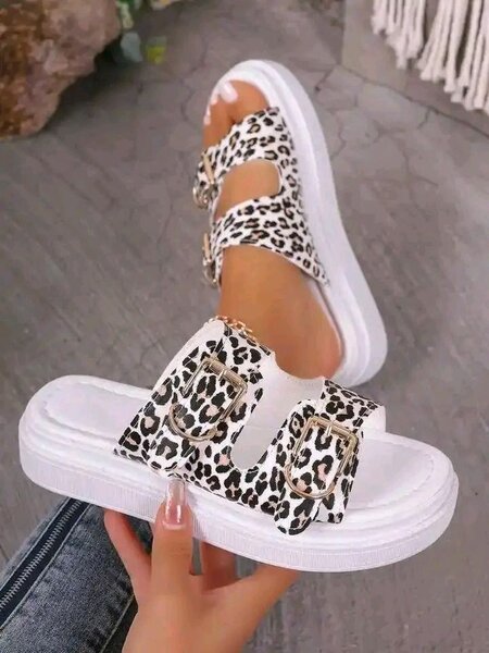 Sandales léopard tendance