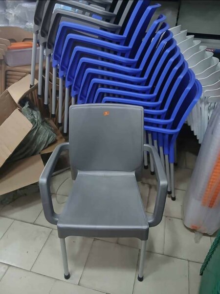 Chaise empilable en plastique
