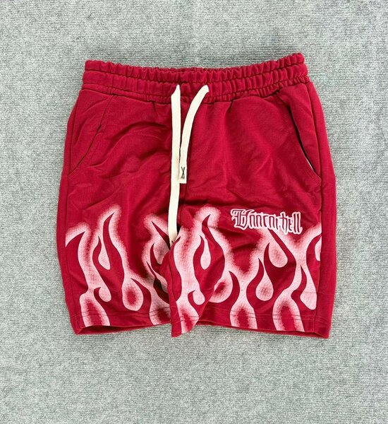 Shorts rouges avec motif flammes
