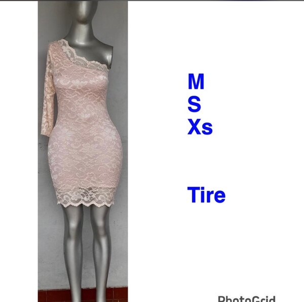 Robe Épaulée en Dentelle