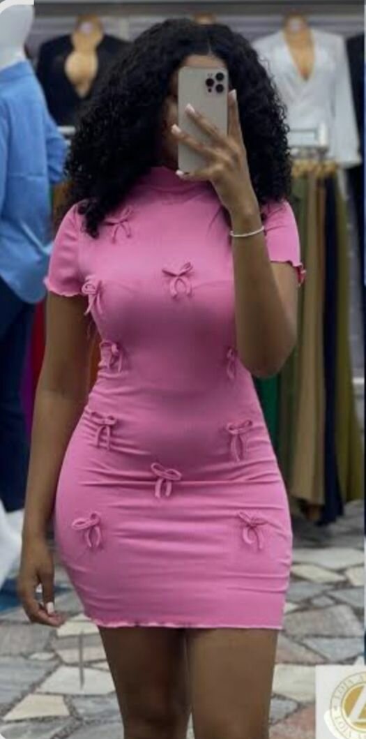 Robe moulante rose avec nœuds