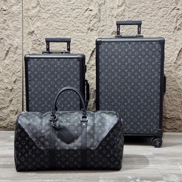 LOUIS VUITTON TRAVELLING BAG SET