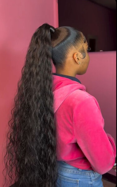 Perruque queue de cheval longue bouclée