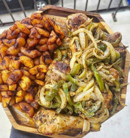 Plat d'alloco  au poulet