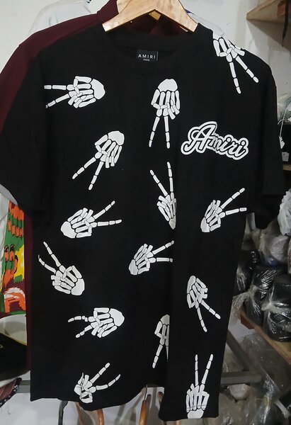 Chemise noire à motifs osseux