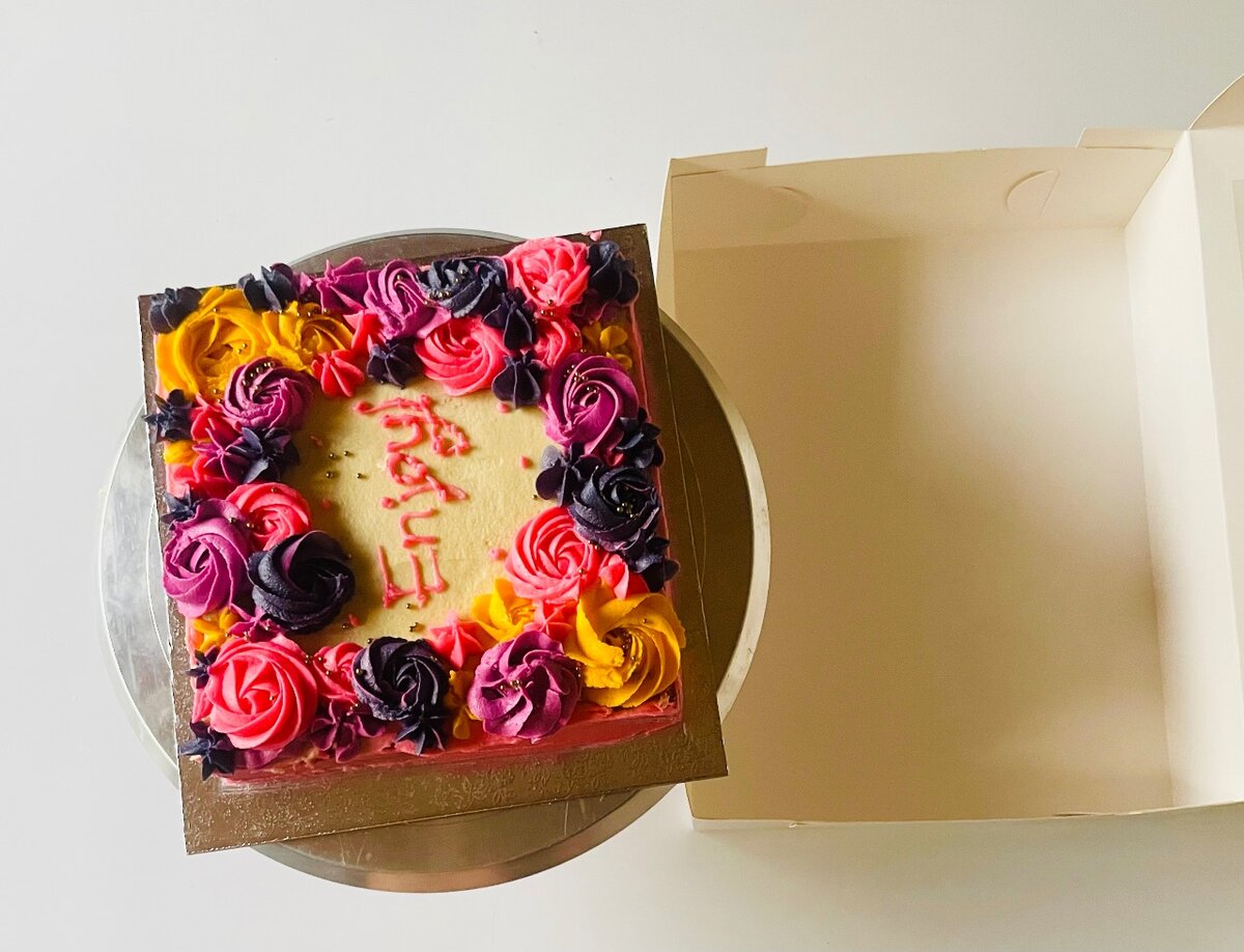 Vanilla square rosettes cake