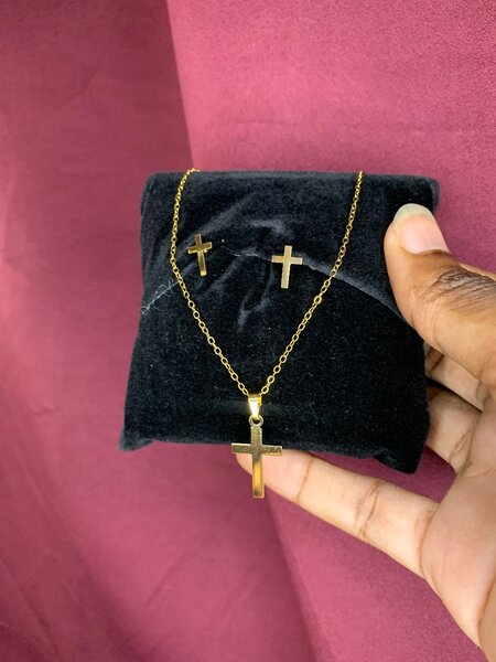 Collier et boucles en croix dorées