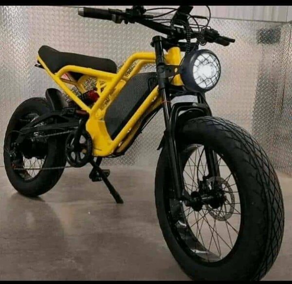 Vélo électrique tout-terrain jaune