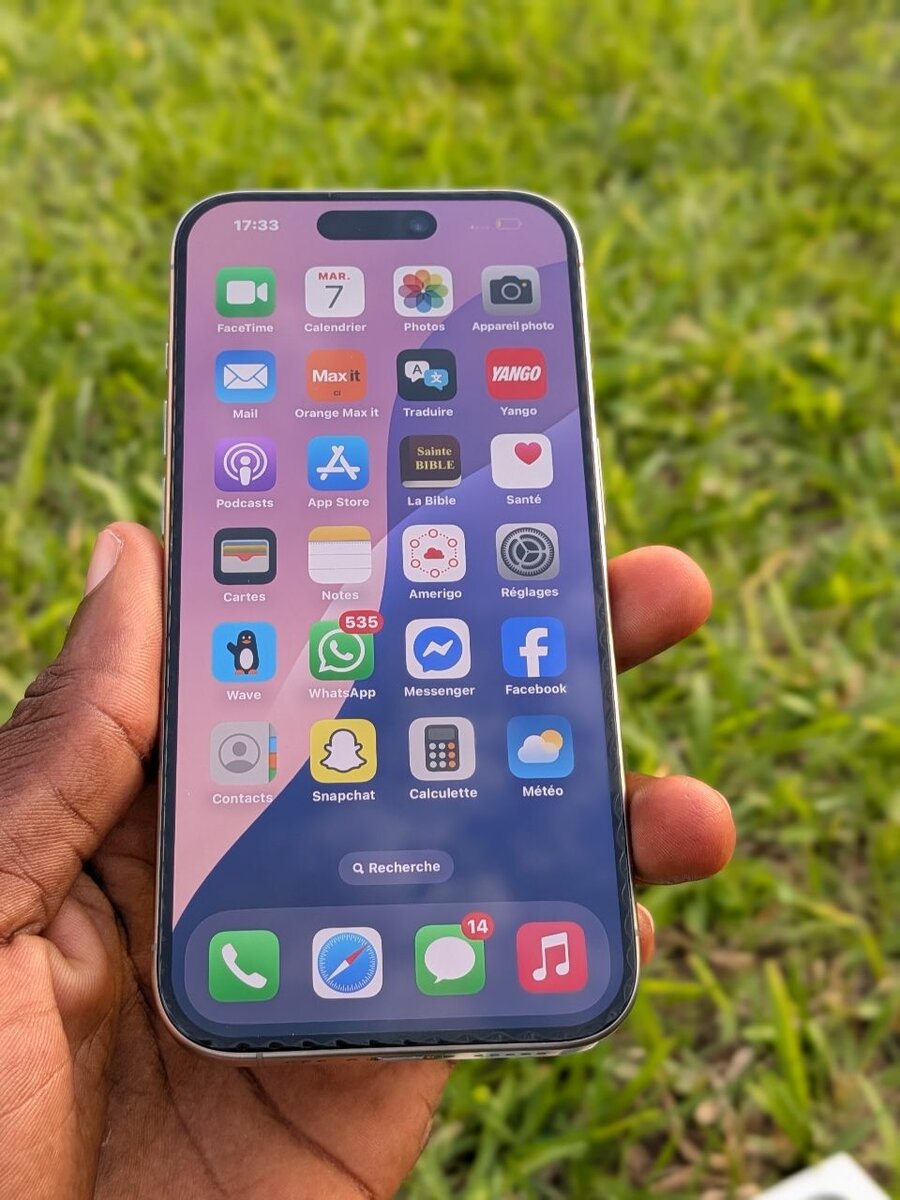 iPhone 15 pro très neuf
