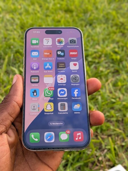 iPhone 15 pro très neuf