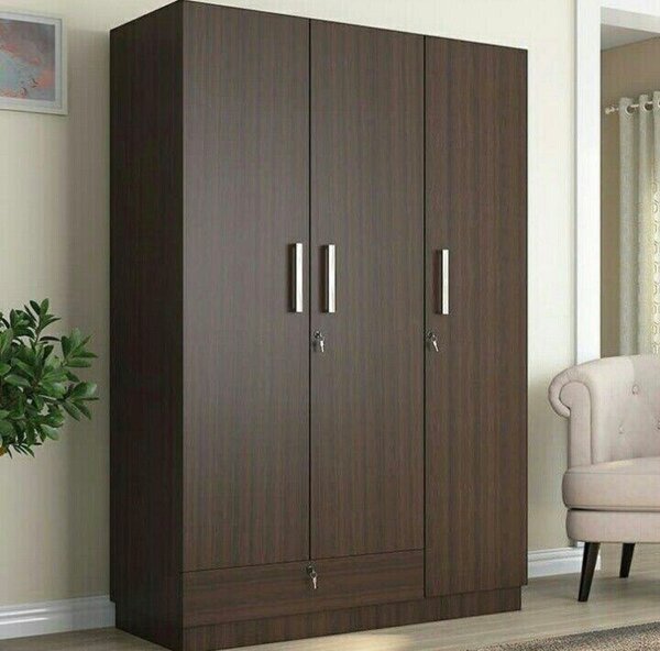 Armoire en bois trois portes