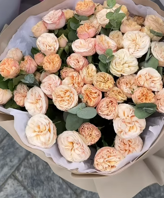 эстетичные букеты из пионовидных спрей роз