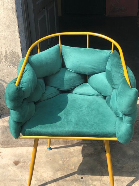 Chaise design en métal jaune et coussins verts