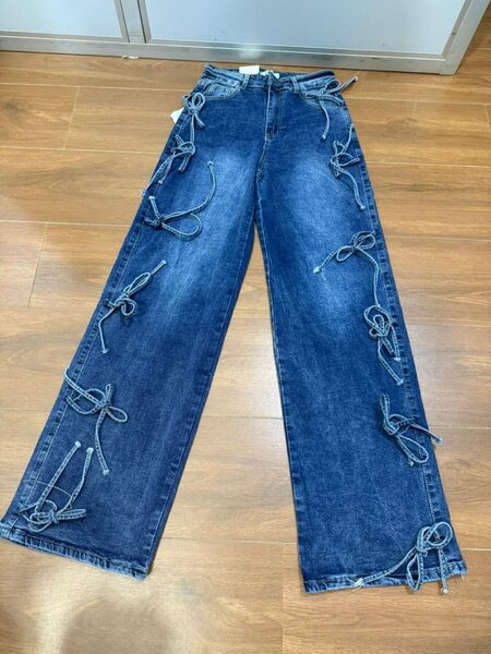 Jeans tendance avec motifs uniques