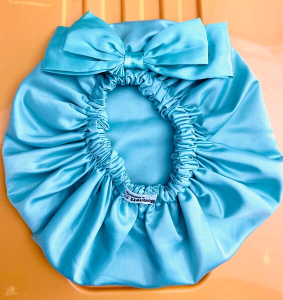 Bonnet en satin bleu élégant