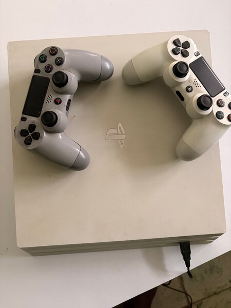 Console PS4 pro avec 2manettes