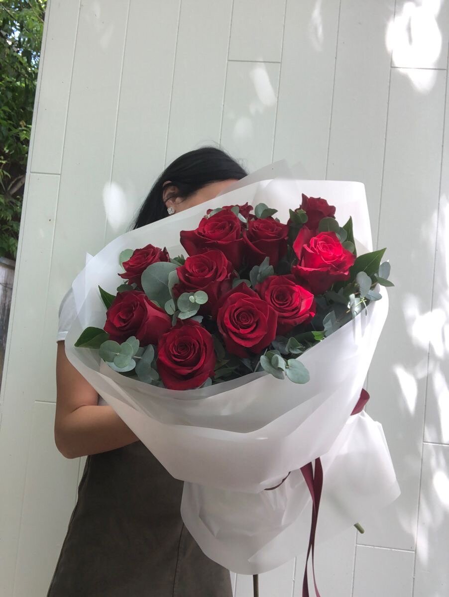 Букет из 11 роз длиной 70см и эвкалиптом