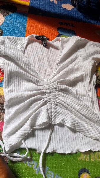 Haut blanc froncé femme