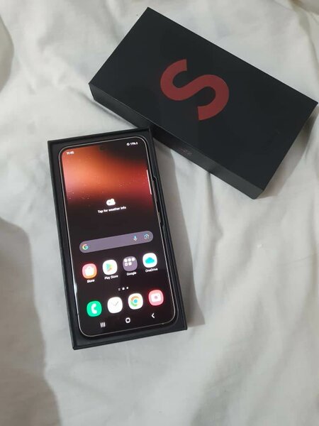 Fresh in box galaxy S22 5G 256gb in box 12 months warranty 5