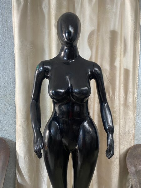 Mannequin noir femme élégant