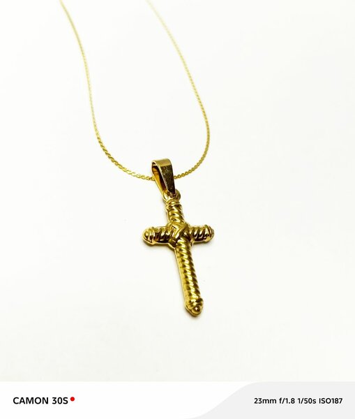 Collier croix dorée élégante