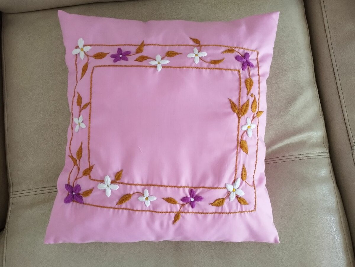 Coussin Rose avec Broderie Florale