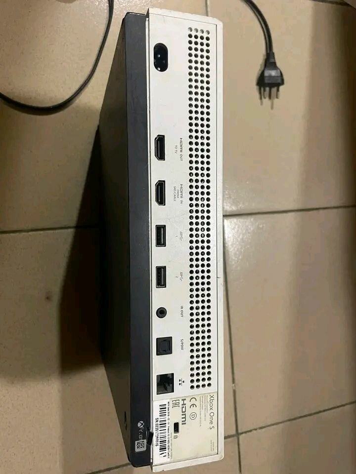 Console Xbox One S avec manette