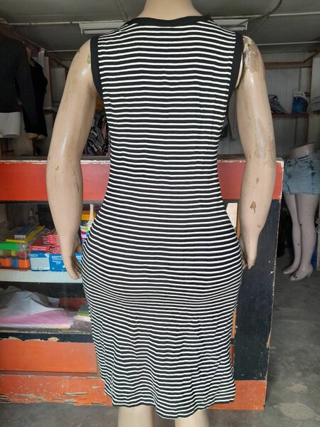 Belle robe tricot multicolore bien lourd avec fente sur le c