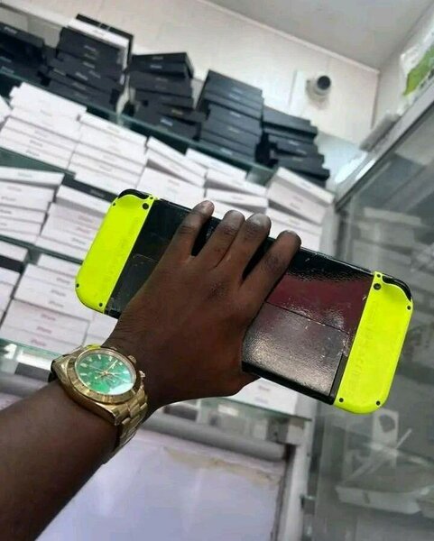 Nintendo Switch avec Grip jaune