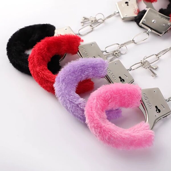 Menottes en peluche colorées