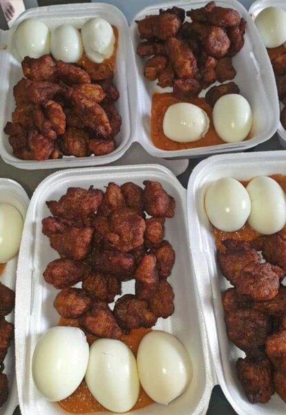 Plat d'Alloko Poulet et Œufs