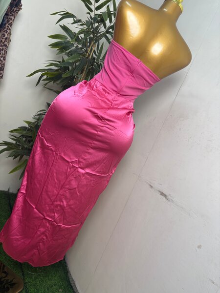 Robe rose sans bretelles avec fente