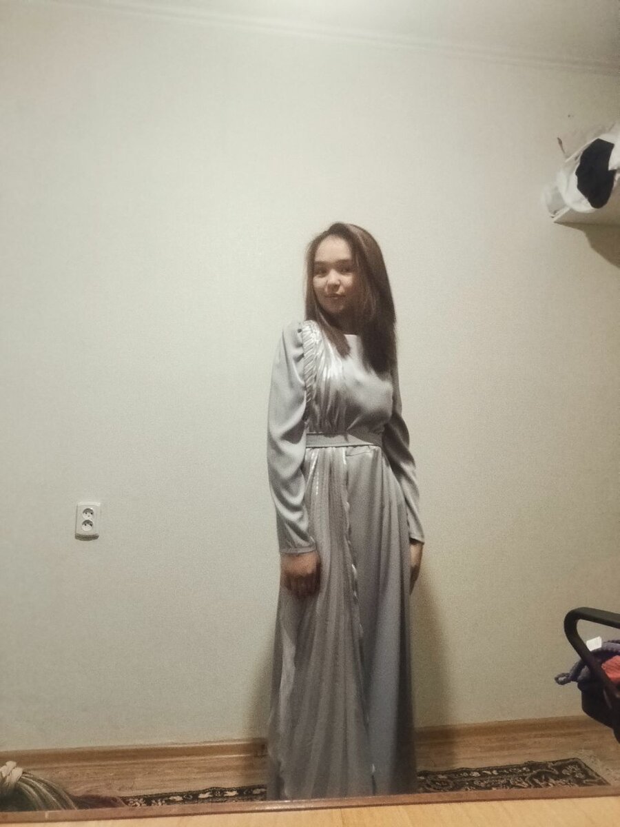 Бренд Тумар. Серебристое вечернее платье с акцентом на плече