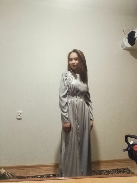 Бренд Тумар. Серебристое вечернее платье с акцентом на плече