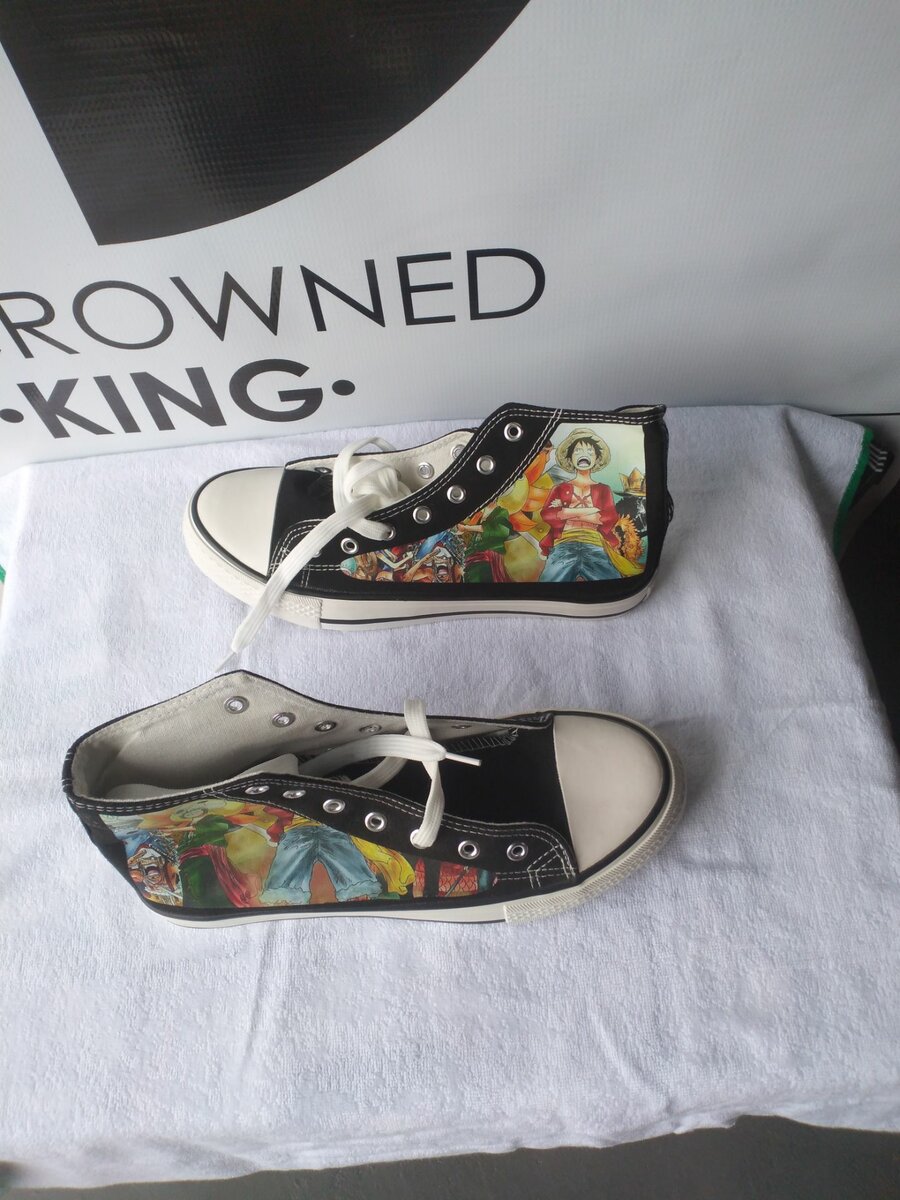 One piece themed converse