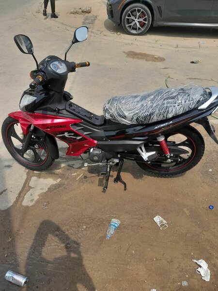 Moto Apsonic rouge et noir